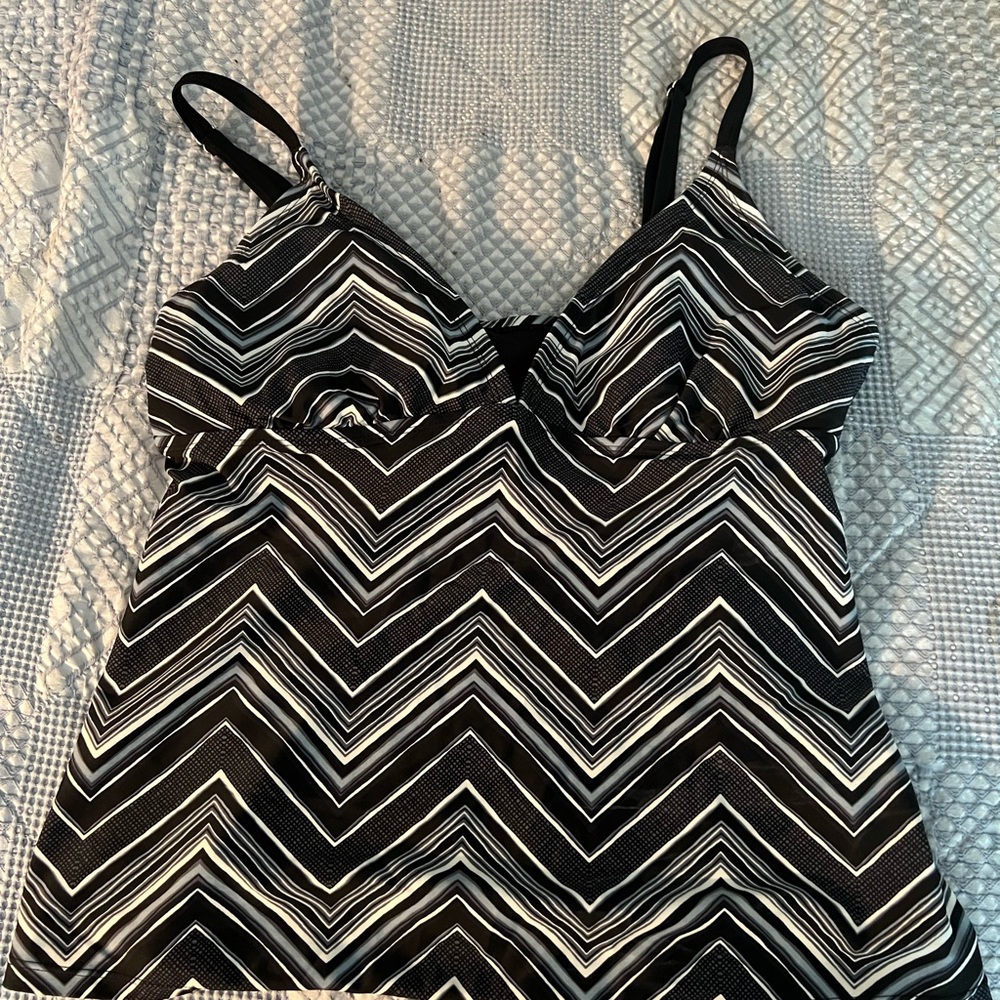 Mossimo Supply Co. Black and White Graphic Camisole